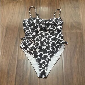 SHEIN Girls One Piece Swimsuit